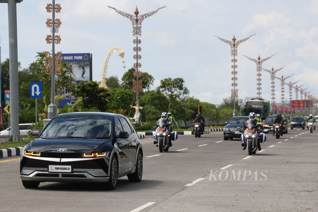  Kendaraan bertenaga listrik untuk mengawal dan mengangkut tamu negara peserta KTT G20 melintas di Jalan I Gusti Ngurah Rai, Badung, Bali, Selasa (8/11/2022). Pengawalan tamu negara peserta KTT G20 menggunakan, antara lain, 252 mobil, 126 sepeda motor kawal, dan 84 sepeda motor penyelamatan, yang semua bertenaga listrik.