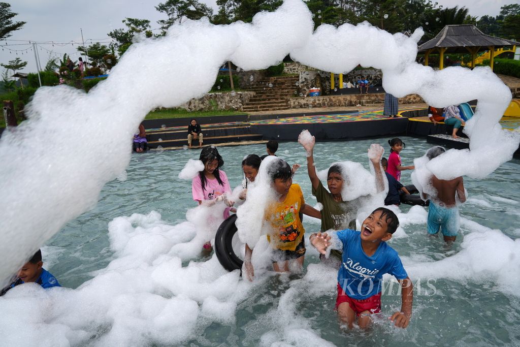 Tourists enjoy bubble baths at Side Land in Kaduela Village, Pasawahan District, Kuningan Regency, West Java, on Wednesday (1/5/2024). The natural attraction is managed by the Arya Kamuning Kaduela Village-Owned Enterprises (BUMDes).