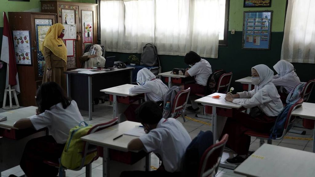 Aktivitas uji coba pembelajaran tatap muka dengan menjalankan protokol kesehatan di SDN Pekayon Jaya VI, Kota Bekasi, Jawa Barat, Senin (3/8/2020). Pemkot Bekasi memberikan izin pada empat sekolah untuk uji coba pembelajaran tatap muka selama satu bulan. 