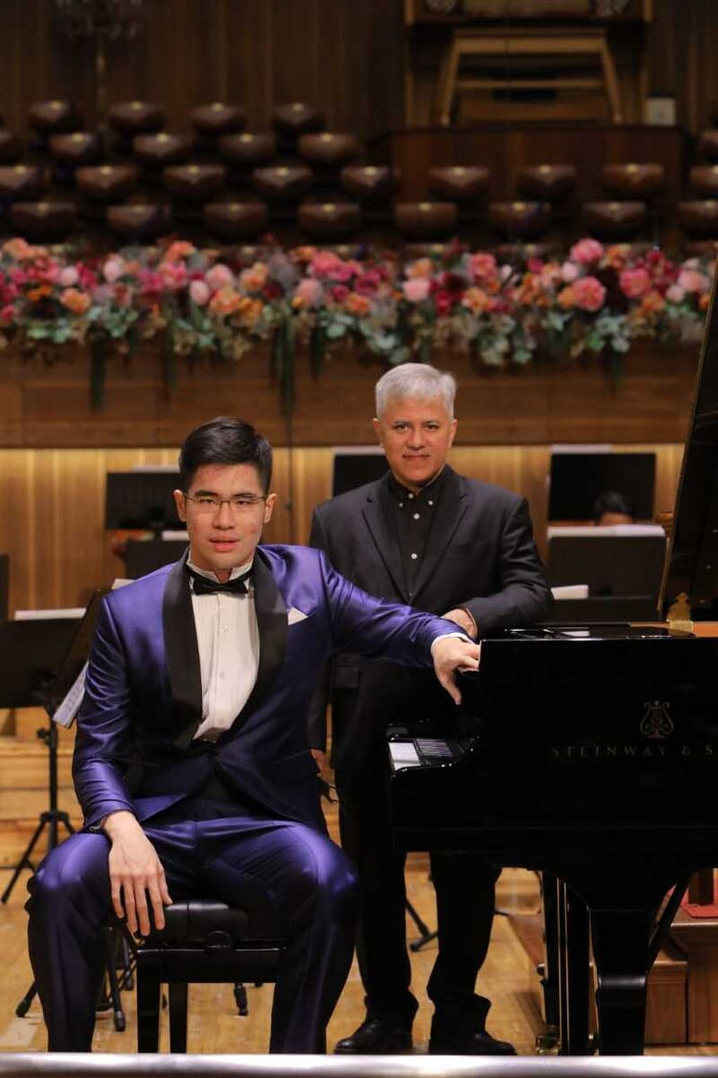 Pianis Jonathan Kuo berpose bersama Iswargia R Sudarno.