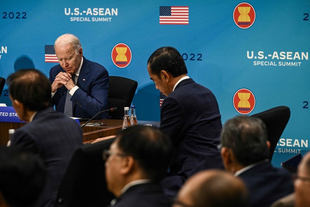 Presiden AS Joe Biden (kedua dari kiri) duduk di dekat Presiden Joko Widodo (keempat dari kiri) dalam KTT AS-ASEAN di kantor Departemen Luar Negeri AS, Washington, AS, Jumat (13/5/2022).