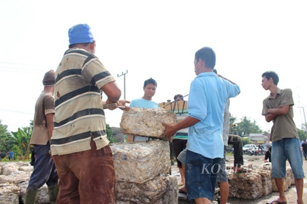 Sejumlah bokar karet ditimbang di Pasar Cinta Kasih, Kecamatan Belimbing, Kabupaten Muara Enim, Sumatera Selatan, pada akhir 2016.