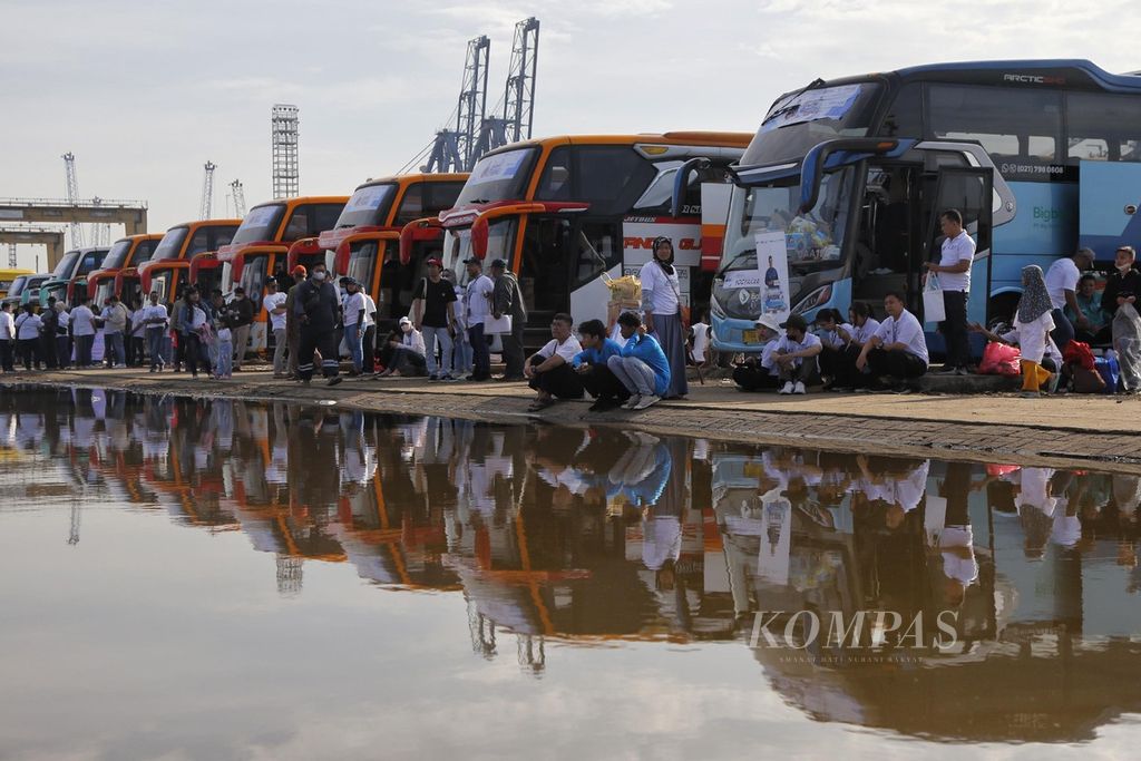 Para pemudik menunggu keberangkatan saat mengikuti program mudik gratis yang diadakan oleh BUMN dan Pelindo Group di Pelabuhan Tanjung Priok, Jakarta, Senin (17/4/2023). Sebanyak 2.750 pemudik diberangkatkan dari Tanjung Priok menggunakan 55 bus dengan tujuan berbagai kota di Pulau Jawa.