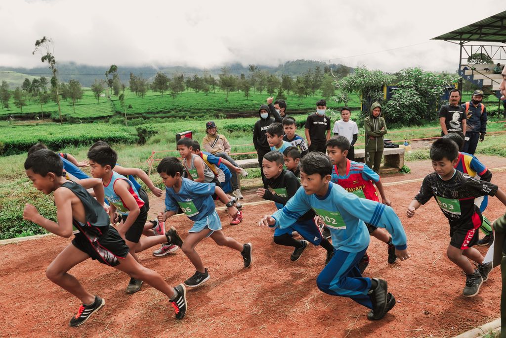 Suasana perlombaan atlet usia dini di Pangalengan, Bandung, Jawa Barat, beberapa waktu lalu. Lari menjadi salah satu pintu untuk meraih mimpi bagi warga yang tinggal sekitar 50 kilometer dari Kota Bandung itu.