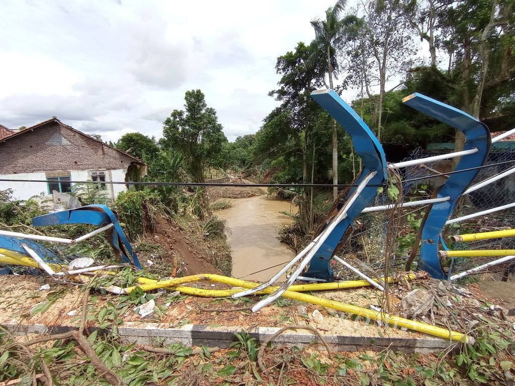 Kondisi daerah aliran Sungai Cibanten di Kaujon, Kota Serang, Banten, yang menyempit dari seharusnya lebar lebih dari  5 meter menjadi 3 meter karena bangunan di sempadan, tumpukan tanah, dan sedimentasi, Rabu (2/3/2022).
