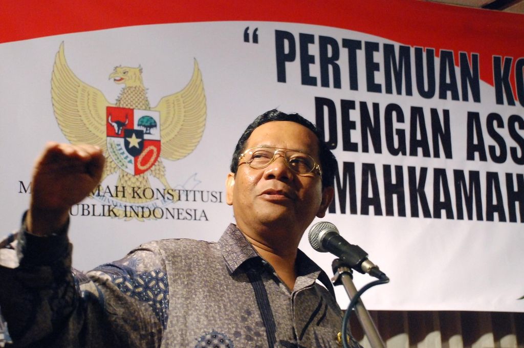 Ketua Mahkamah Konstitusi (MK) Mahfud MD mengimbau agar masyarakat tetap tenang menghadapi putusan MK terkait gugatan pencabutan Undang-Undang Penodaan dan Penistaan Agama. Hal itu disampaikan saat ditemui wartawan setelah berbicara di seminar di Surabaya, Jawa Timur, 18 April 2010. 
