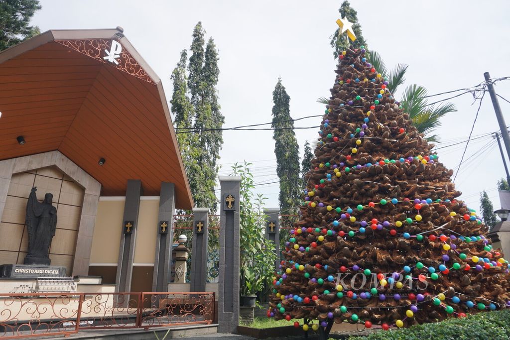 Pohon natal berbahan sabut kelapa dibuat di Gereja Katedral Kristus Raja Purwokerto, Banyumas, Jawa Tengah, Kamis (22/12/2022). 