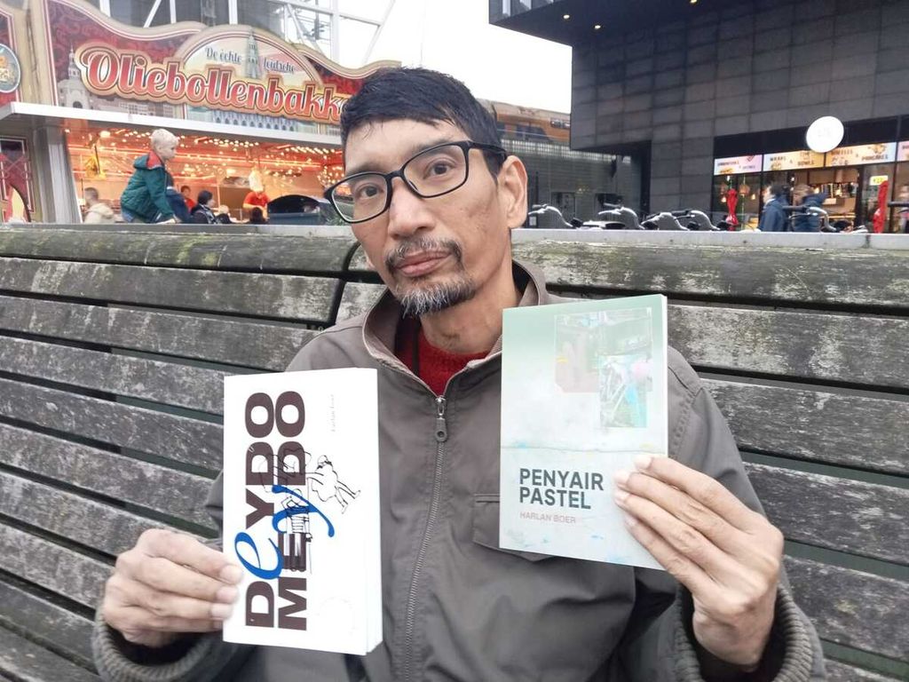 Harlan Boer memamerkan dua buku terbarunya. 