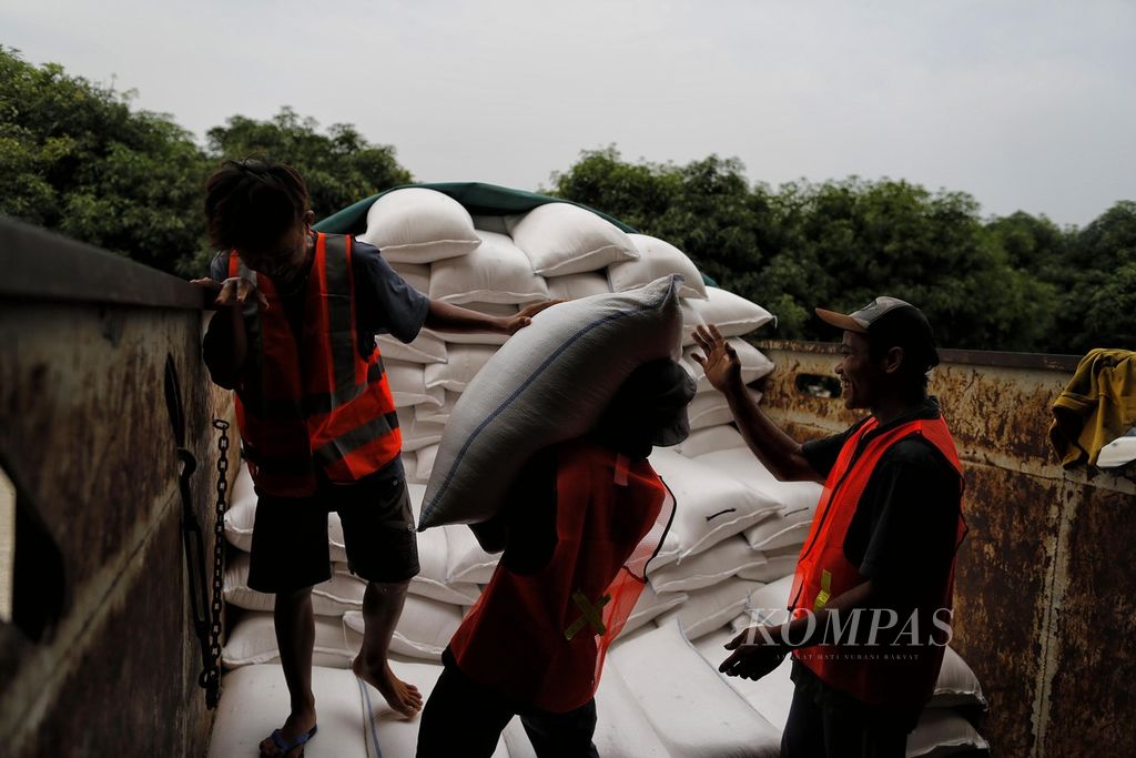 Aktivitas bongkar muat beras di gudang Perum Bulog Divisi Regional DKI Jakarta dan Banten, Jumat (25/11/2022). 