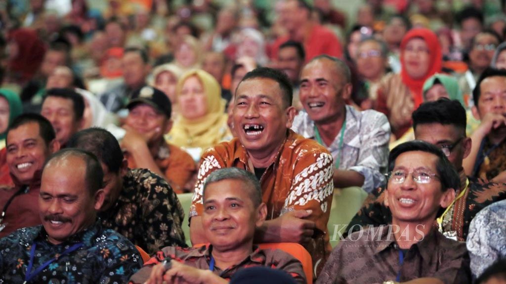 Aparatur Sipil Negara yang akan segera pensiun maupun yang sudah pensiun tertawa lepas saat komedian Cak Lontong dan Nur Akbar menghibur mereka dalam acara Program Wirausaha ASN dan Pensiunan di Sentul International Convention Center, Bogor, Rabu (16/1/2019). 