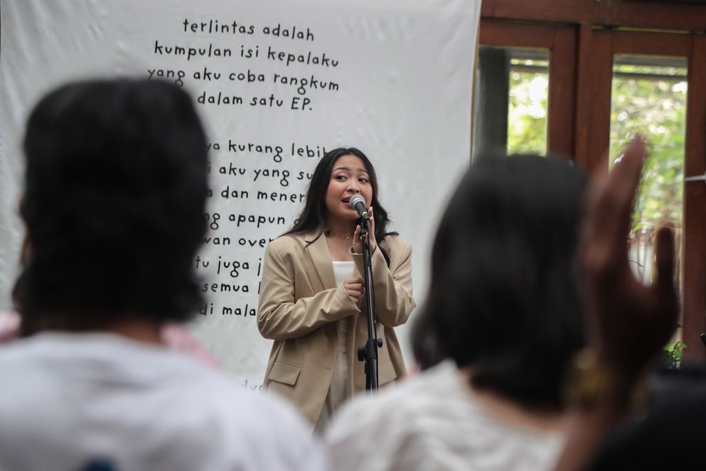 Bernadya menyanyikan beberapa lagu saat merilis mini albumnya di Dia.Lo.Gue Artspace, Kemang, Jakarta, Jumat (23/6/2023). 