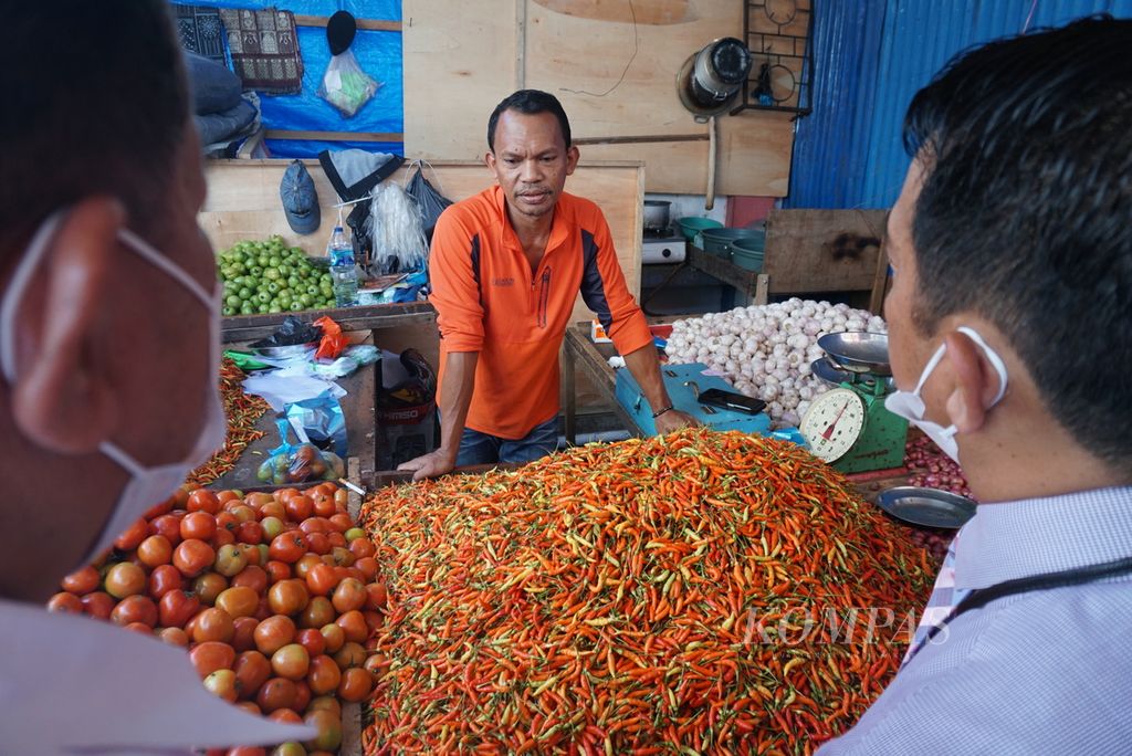 Seorang pedagang menjawab pertanyaan tim gabungan Bank Indonesia dan Biro Perekonomian Sekretariat Daerah Provinsi Sulut yang melaksanakan inspeksi mendadak, Rabu (6/7/2022), di Pasar Bersehati, Manado, Sulawesi Utara. 