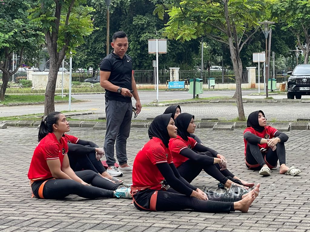 Para pemanjat putri Indonesia mendapatkan evaluasi dari pelatih tim Indonesia Hendra Basir seusai berlatih bersama pelatnas di Hotel Santika Premiere, Kota Bekasi, Jabar, Jumat (8/3/2024). Salah satunya adalah Desak Made Rita Kusuma Dewi (kiri bawah) yang akan berlaga di Olimpiade Paris 2024.