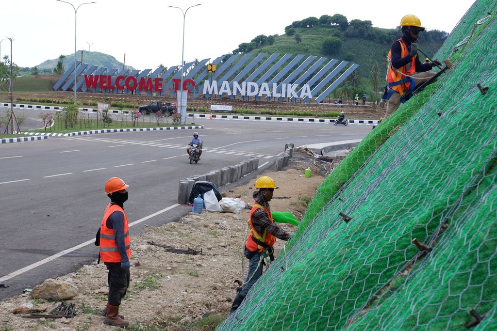 Para pekerja menyelesaikan penataan kawasan perbukitan di area bundaran Sunggung atau Gerbang Selamat Datang di Mandalika, Pujut, Lombok Tengah, Nusa Tenggara Barat, Senin (7/2/2022).
