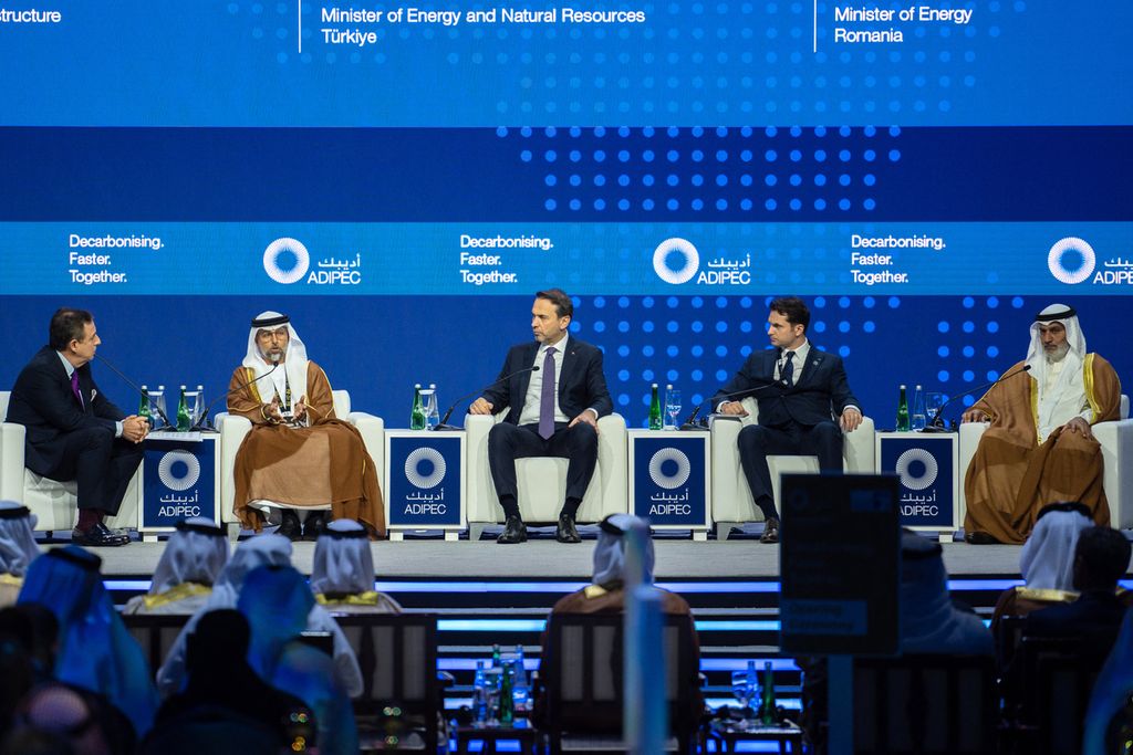 Sekretaris Jenderal OPEC Haitham al-Ghais (paling kanan) bersama sejumlah panelis saat berbicara pada konferensi Abu Dhabi International Petroleum Exhibition (ADiPEC) di Abu Dhabi, Uni Emirat Arab, Senin (2/10/2023). 