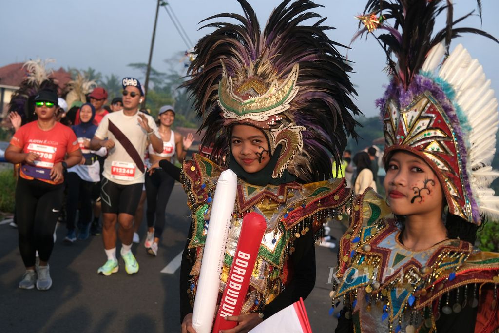 Siswa sekolah menampilkan atraksi untuk memberikan semangat kepada pelari Borobudur Marathon 2022 Powered by Bank Jateng di Magelang, Jawa Tengah, Minggu (12/11/2022).