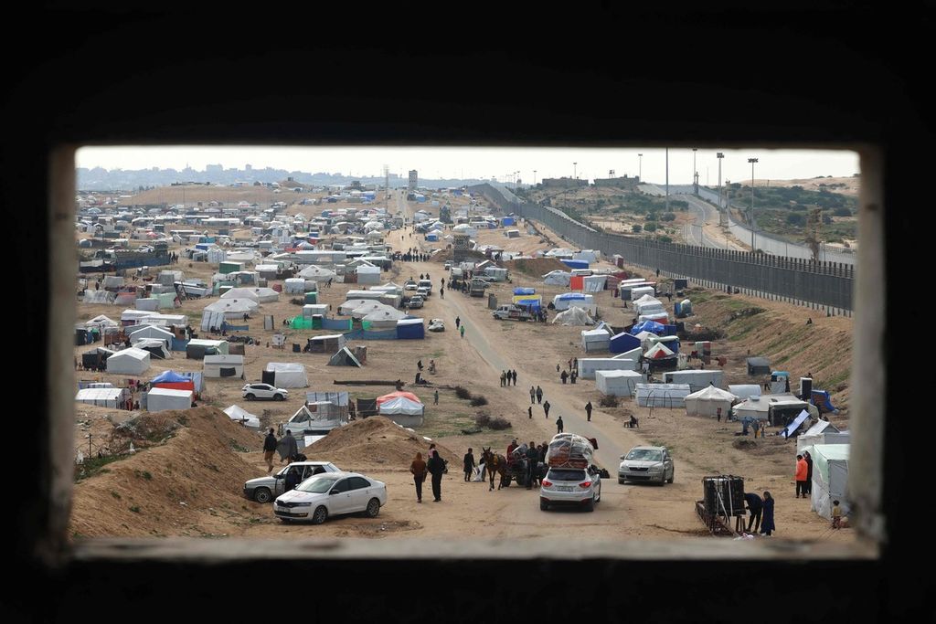 Kamp warga Palestina di dekat tembok perbatasan antara Gaza dan Mesir, seperti terlihat pada Jumat (16/2/2024). 