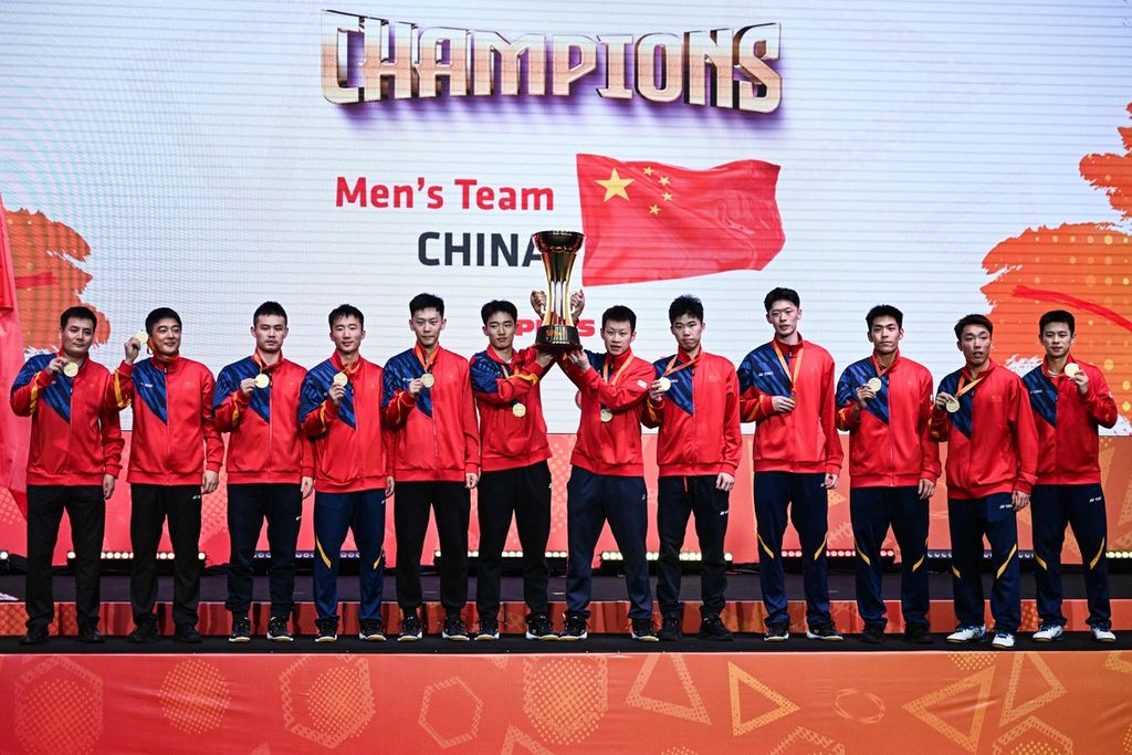Para pemain putra China merayakan kemenangan pada Kejuaraan Asia Bulu Tangkis Beregu di Selangor, Malaysia, Minggu (18/2/2024). Di final, China mengalahkan Malaysia, 3-0. 