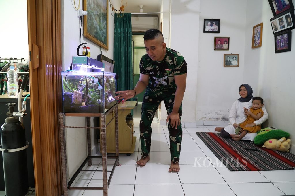 Kopral Dua Haris Aditya bercengkerama dengan keluarganya di rumah susun prajurit TNI AD di Cililitan, Jakarta Timur, Selasa (6/9/2022). Terdapat lima menara di dalam kompleks rumah susun prajurit TNI AD ini. 