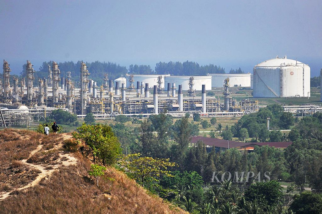 Instalasi dan fasilitas di Terminal Penerimaan, Hub, dan Regasifikasi LNG Pertamina Arun, Lhokseumawe, Aceh, Kamis (25/6/2015). 