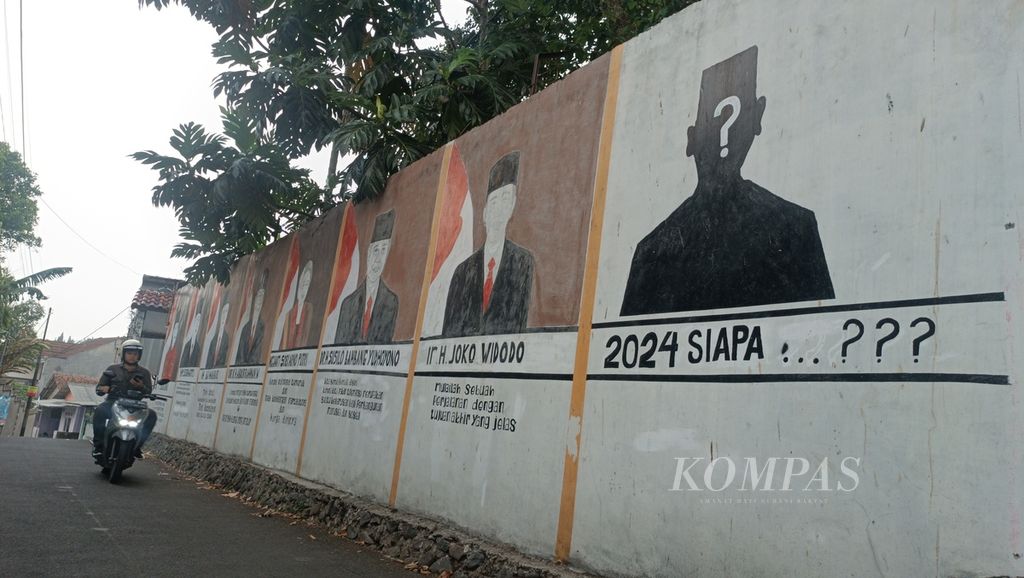 The upcoming presidential and vice presidential election, which is only four months away, was the theme of a mural in a alley in Cibuluh area, Bogor City on Friday (6/10/2023). The registration for presidential and vice presidential candidates will take place from October 19 to November 25, 2023. Currently, three potential presidential candidates have narrowed down to three names, namely Anies Baswedan, Ganjar Pranowo, and Prabowo Subianto.