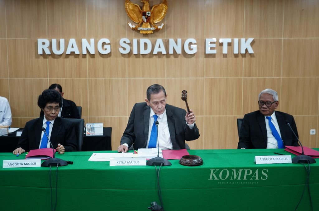 Ketua Majelis Dewan Pengawas Komisi Pemberantasan Korupsi Tumpak Hatorangan Panggabean (tengah) mengetok palu putusan pada sidang putusan etik terhadap bekas Ketua KPK Firli Bahuri di Gedung Anti Corruption Learning Center KPK, Jakarta, Rabu (27/12/2023).