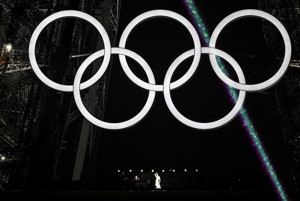 Penyanyi Kanada, Celine Dion, tampil di Menara Eiffel saat upacara pembukaan Olimpiade Paris 2024, di Paris, Perancis, Jumat (26/7/2024).