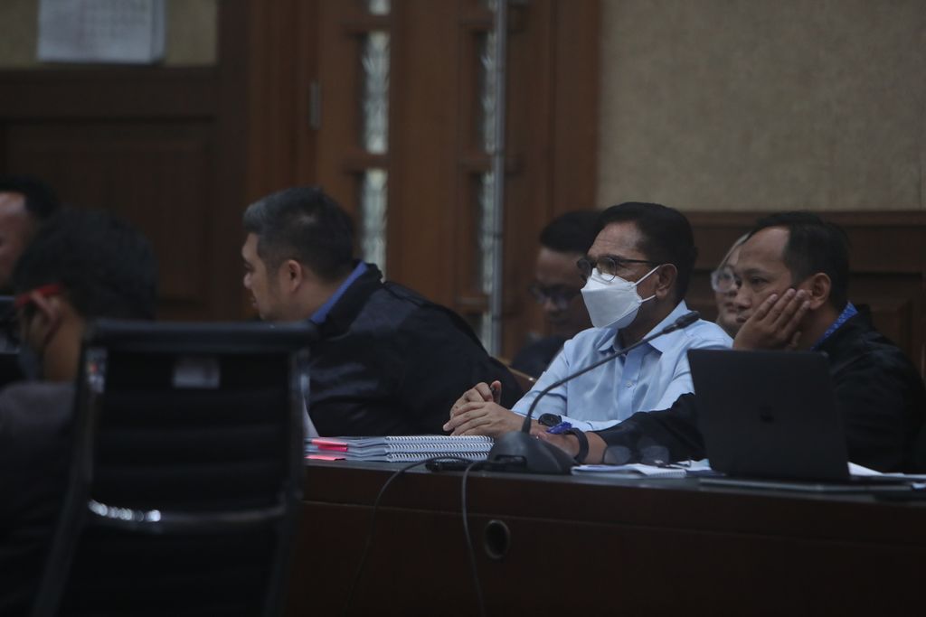 Terdakwa bekas Menteri Komunikasi dan Informatika Johnny G Plate (bermasker) menjalani sidang lanjutan kasus dugaan korupsi pembangunan menara BTS 4G Bakti Kementerian Komunikasi dan Informatika (Kemenkominfo) di Pengadilan Tindak Pidana Korupsi Jakarta, Kamis (3/8/2023).