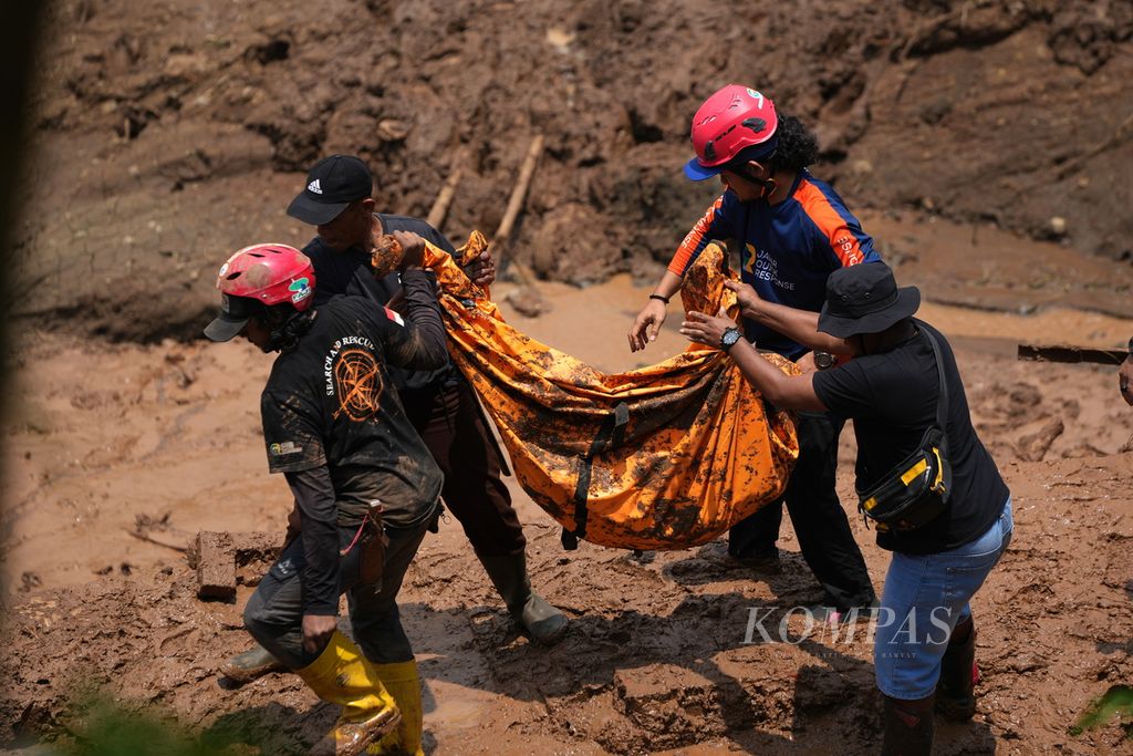 Tim SAR gabungan membawa jenazah korban tanah longsor di Kampung Gintung, Desa Cibenda, Kecamatan Cipongkor, Kabupaten Bandung Barat, Jawa Barat, Selasa (26/3/2024). 