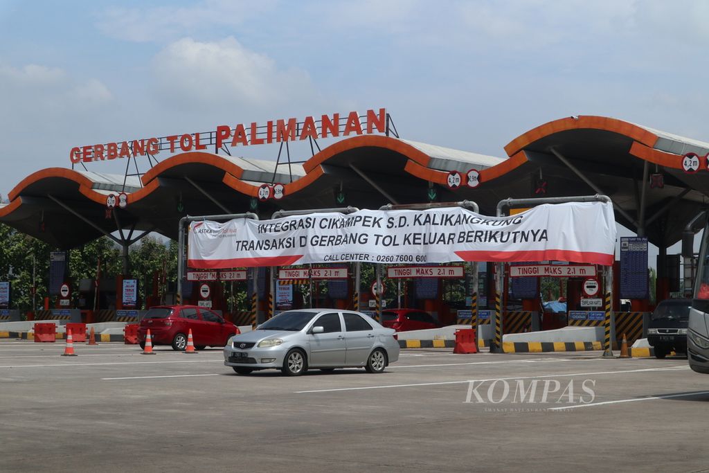 Kendaraan melintas di Gerbang Jalan Tol Palimanan, Kabupaten Cirebon, Jawa Barat, Selasa (26/4/2022). 