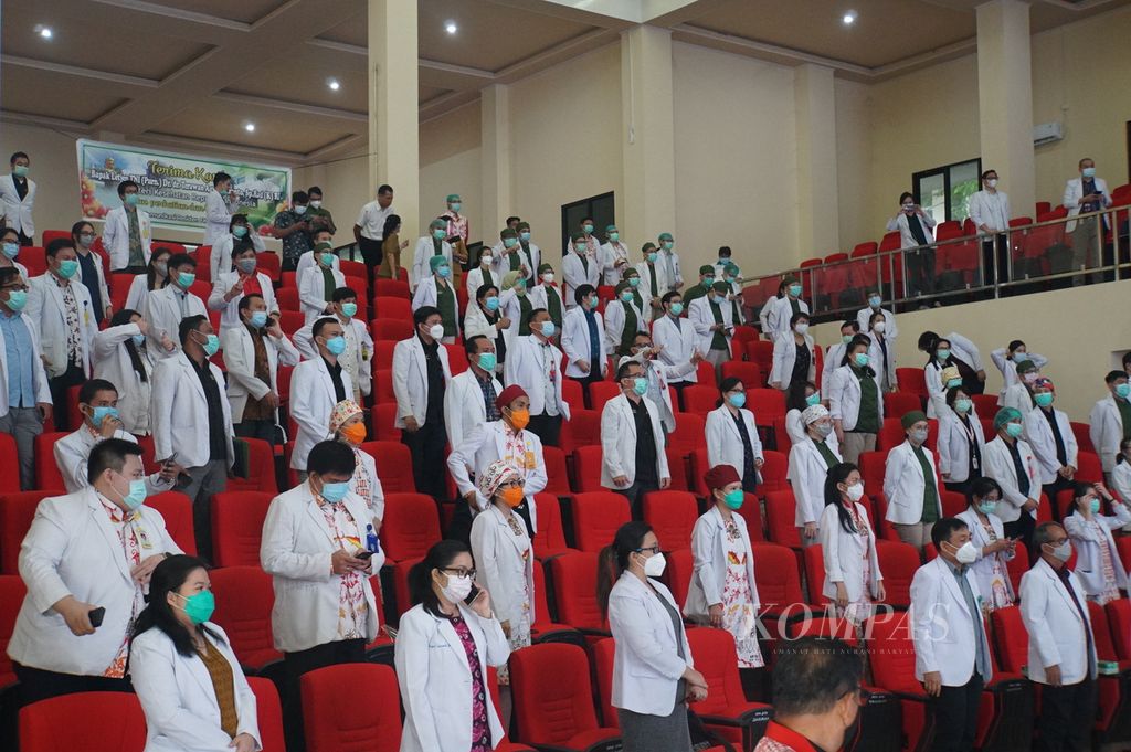 The resident doctors who are also students of Sam Ratulangi University (Unsrat) were in the auditorium of the Faculty of Medicine at Unsrat, Manado, North Sulawesi, on Tuesday (25/8/2020).
