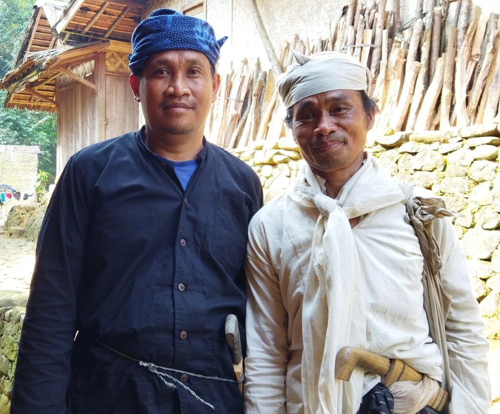 Sarpin (50), warga Kampung Balimbing, Baduy Luar, bersama Ayah Ardi (67), warga Kampung Cibeo, Baduy Dalam.
