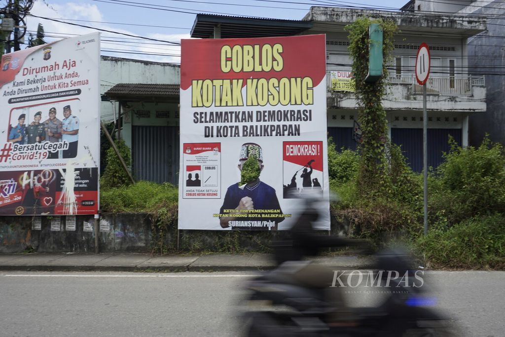 Sebuah spanduk yang mengajak warga untuk mencoblos kolom kosong atau kotak kosong jika tidak setuju dengan calon tunggal yang ada di Pilkada 2020 Kota Balikpapan, Kalimantan Timur, Sabtu 26 September 2020. Belum ada aturan detail terkait kampanye kolom kosong, KPU Balikpapan menyarankan warga melakukan sosialisasi.