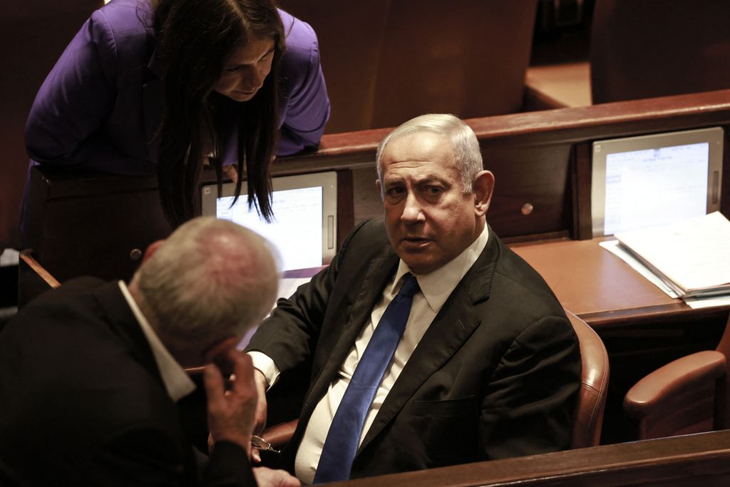 Mantan Perdana Menteri Israel Benjamin Netanyahu tengah mendengarkan koleganya berbicara di tengah pemungutan suara pembubaran parlemen Israel, Kamis (30/6/2022). Netanyahu berencana untuk maju dalam pemilihan umum 1 November mendatang. 
