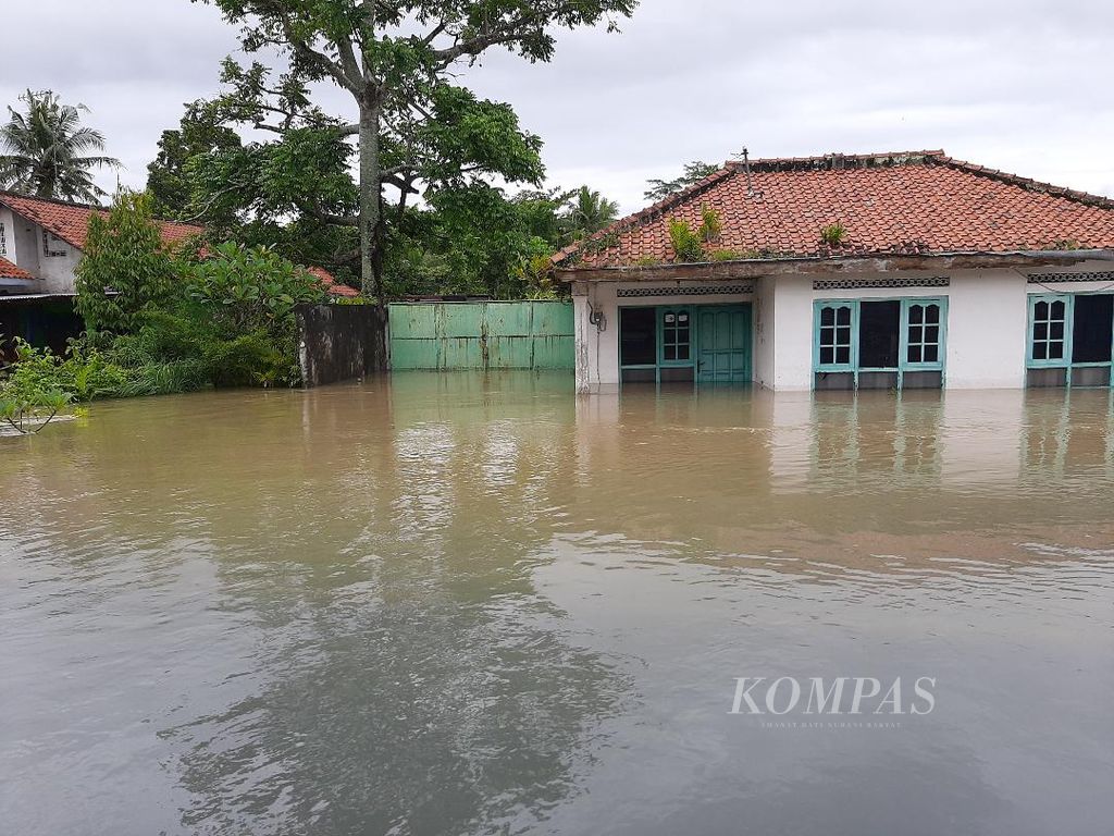 Sebagian rumah di Desa Dlangu, Kecamatan Butuh, Kabupaten Purworejo, masih terendam banjir, Selasa (15/3/2022) sore. Ketinggian air di desa tersebut berkisar 1,5 meter hingga 2 meter.