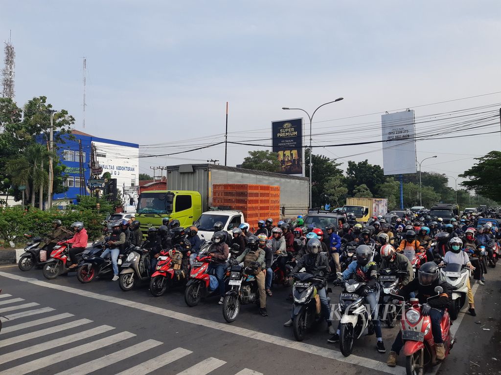Kendaraan memadati Jalan Pemuda di Kota Cirebon, Jawa Barat, yang mengarah ke Jawa Tengah, Sabtu (6/4/2024) pagi. 
