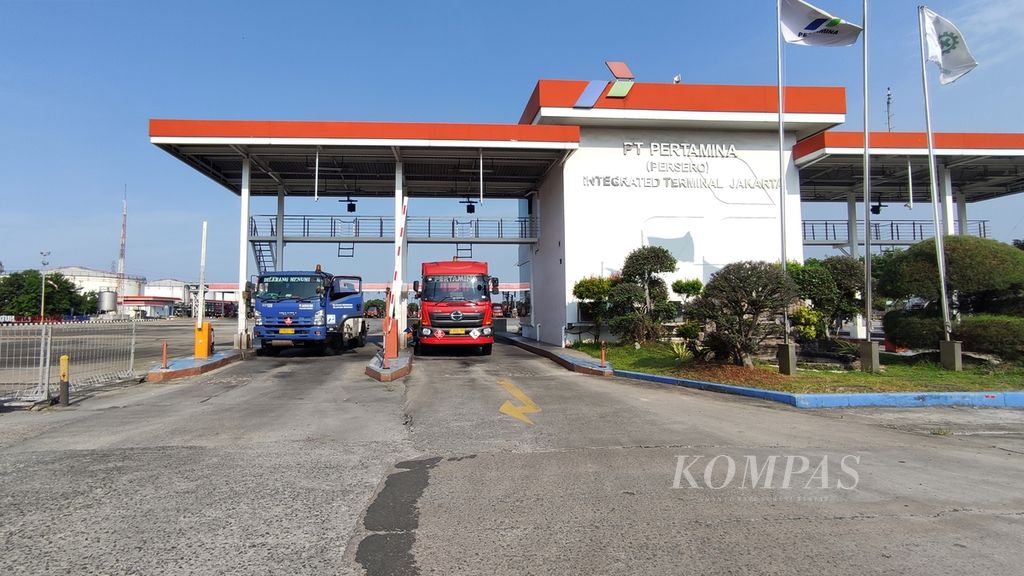 Truk tangki bahan bakar minyak (BBM) Pertamina hendak keluar dari gerbang setelah pengisian BBM di Integrated Terminal Jakarta milik PT Pertamina (Persero), di Plumpang, Jakarta, Selasa (27/9/2022).  
