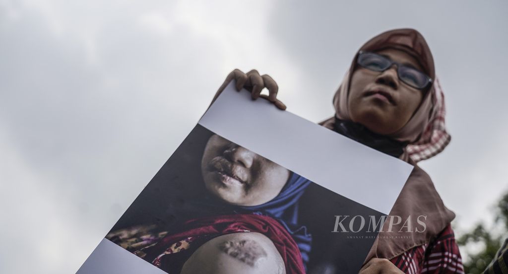 Ani (28), salah satu pekerja rumah tangga yang pernah mengalami kekerasan, saat bergabung dengan Koalisi Sipil Untuk Undang-undang Perlindungan Pekerja Rumah Tangga menggelar aksi di depan Istana Negara, Jakarta, Rabu (21/12/2022). 