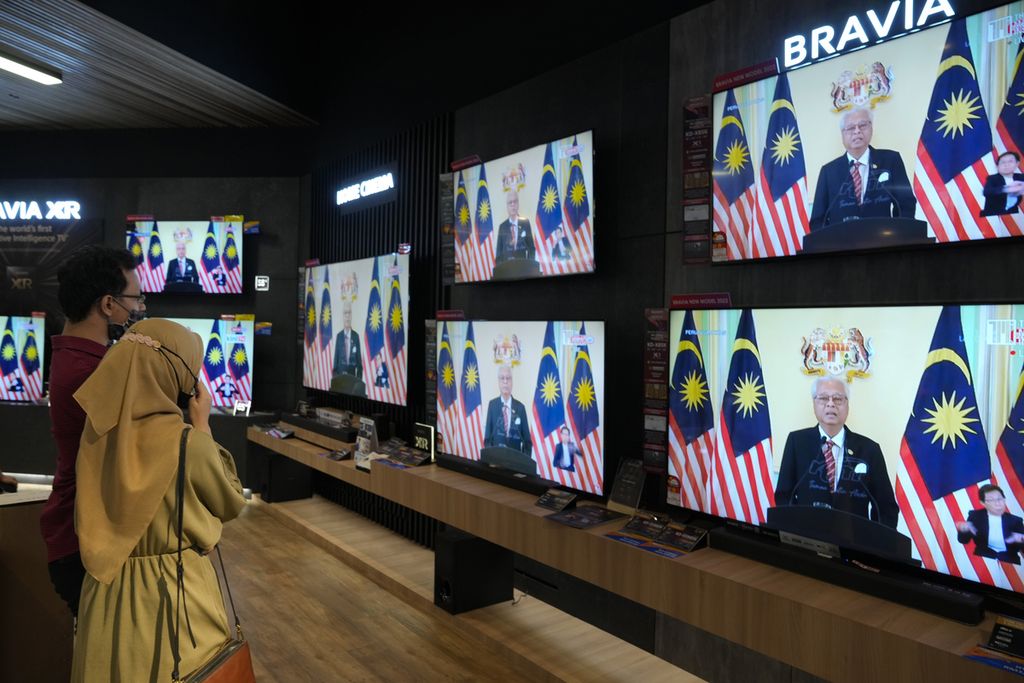 Televisi di salah satu toko di Kuala Lumpur menayangkan Perdana Menteri Malaysia Ismail Sabri Yaakob mengumumkan pembubaran parlemen pada 10 Oktober 2022. Pembubaran diikuti percepatan pemilu dari 2024 menjadi 19 November 2022. 