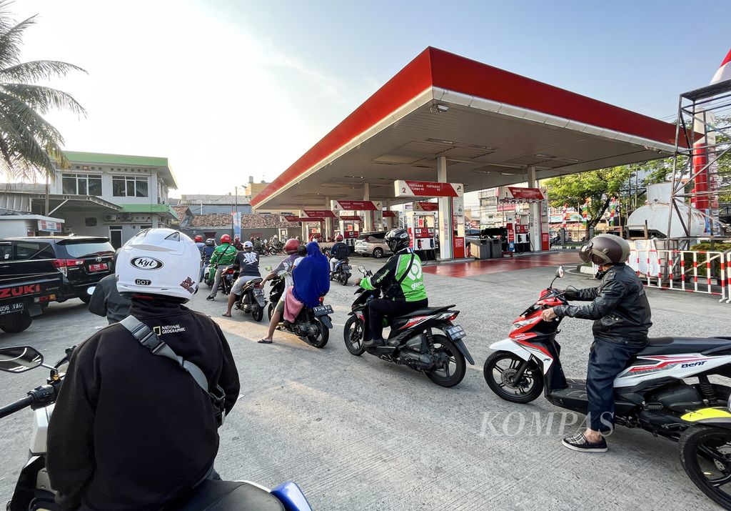 Antrean sepeda motor yang hendak mengisi bahan bakar minyak jenis pertalite di SPBU di kawasan Larangan, Kota Tangerang, Banten, Jumat (12/8/2022) pagi. Energi merupakan salah satu sektor yang terdampak dari perekonomian global yang tak menentu.