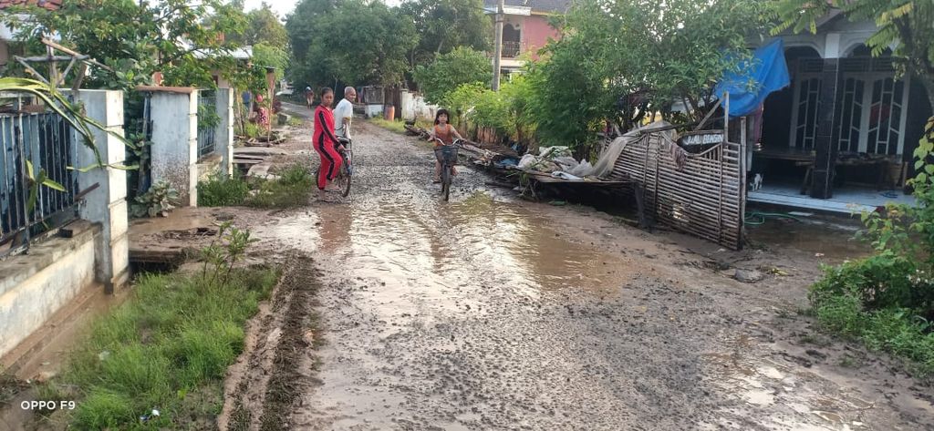Kondisi terkini dampak banjir di Desa Kedungtukang, Kecamatan Jatibarang, Kabupaten Brebes, Jawa Tengah, Selasa (27/2/2024). Pada Selasa, sekitar 23 desa di tujuh kecamatan masih terendam banjir dengan ketinggian 20-100 sentimeter. 
