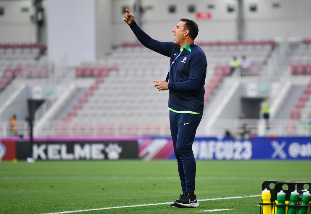 Australia U-23 coach Antony Vidmar gave instructions to his proteges during the match against Jordan in the 2024 U-23 Asian Cup on Monday (4/15/2024) at Abdullah bin Khalifa Stadium in Doha, Qatar. The match ended in a 0-0 draw.