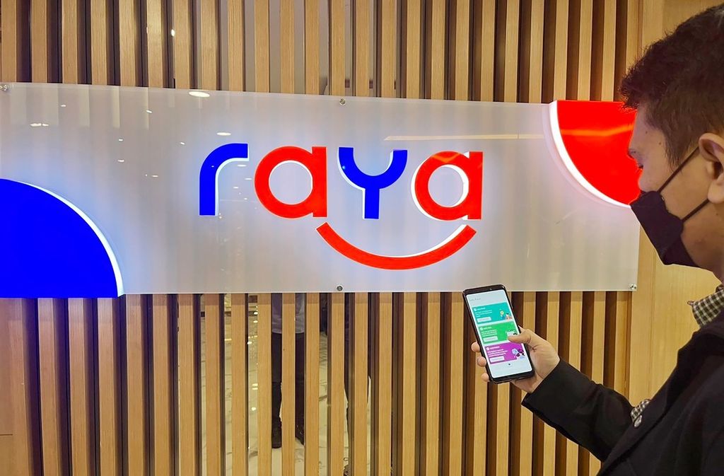 Seorang nasabah bertransaksi menggunakan aplikasi Bank Raya. Bank Raya adalah bank digital bagian dari BRI Group