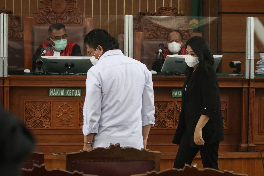 Terdakwa Ferdy Sambo dan Putri Candrawathi bersiap duduk di hadapan majelis hakim setelah agenda pemeriksaan saksi selesai di Pengadilan Negeri Jakarta Selatan, Selasa (3/1/2023). 