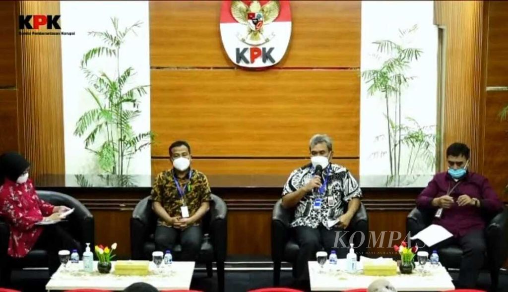 Direktur Koordinasi dan Supervisi Wilayah IV KPK Jarot Faizal (kedua dari kanan), didampingi Direktur Pengendalian Pemanfaatan Ruang Kementerian ATR/BPN Agus Sutanto (kedua dari kiri), Direktur Koordinasi dan Supervisi Wilayah IV KPK Jarot Faizal (kanan), dan Plt Juru Bicara KPK Ipi Maryati Kuding (kiri), menjawab pertanyaan dalam diskusi “Pemulihan Danau Singkarak sebagai Kekayaan Negara” yang diadakan KPK secara langsung di Jakarta dan daring, Jumat (21/1/2022).
