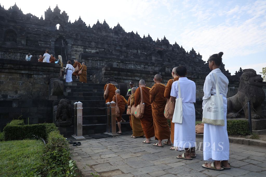 Sejumlah biksu, <i>samanera</i> (calon biksu), <i>samaneri</i> (calon biksuni), bersiap melakukan pradaksina di Candi Borobudur, Magelang, Jawa Tengah, Jumat (16/4/2023). Selain untuk memperingati 1.199 tahun Candi Borobudur selesai dibangun, ritual tersebut juga untuk mengawali penggunaan kembali tata cara beribadah umat Buddha Jawa kuno sesuai sejarah pada masa pembangunan Candi Borobudur. Tata cara itu disebut sebagai Dharmayatra Adi Buddha Puja dengan salah satu bentuk ritual yang sangat khas Jawa, yakni doa yang dilengkapi uborampe atau sajen.