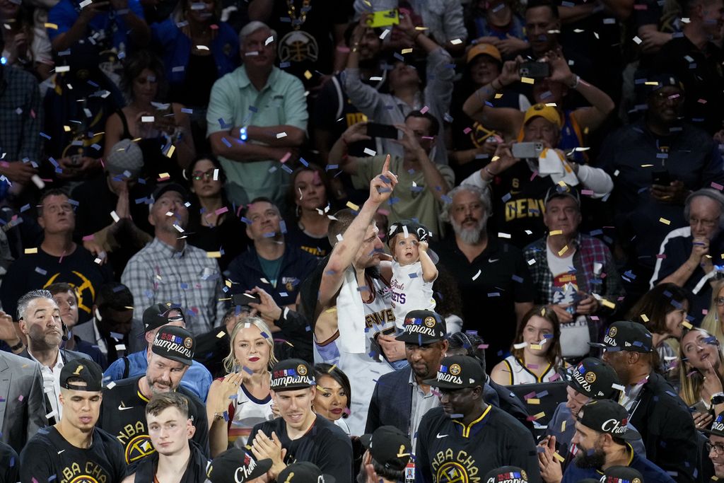 <i>Center </i>Denver Nuggets, Nikola Jokic, bersama putrinya merayakan keberhasilan timnya menjadi juara Final NBA di Ball Arena, Denver, Selasa (13/6/2023) WIB.
