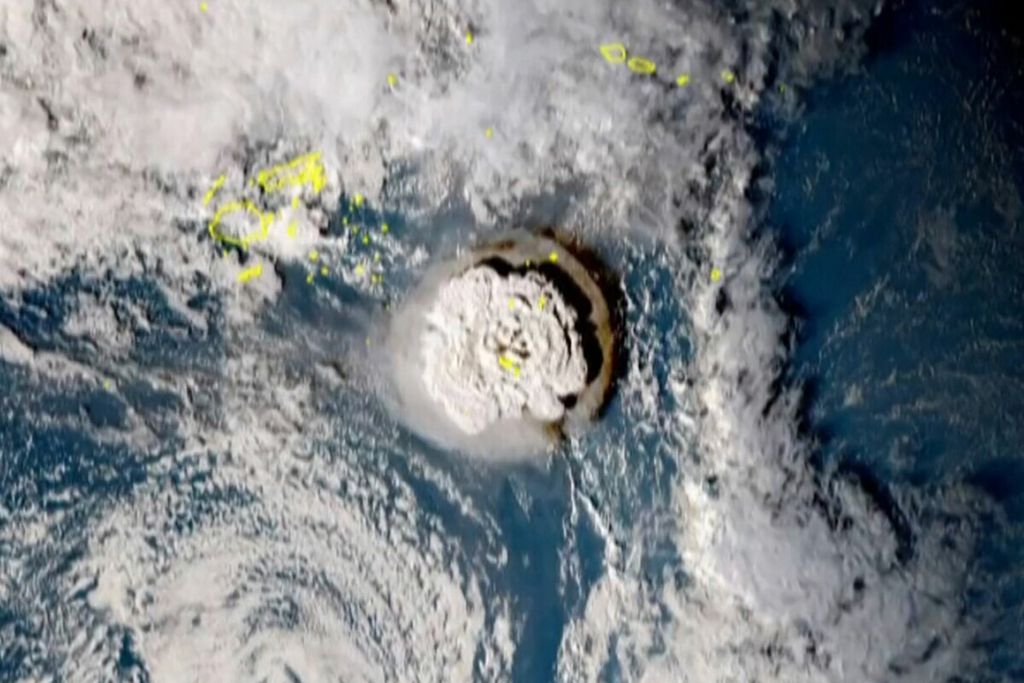 Citra satelit Jepang, Himawari-8, yang dirilis oleh Institut Nasional Informasi dan Komunikasi Jepang, Sabtu (15/1/2022), memperlihatkan erupsi gunung berapi yang memicu gelombang tsunami di Tonga. Erupsi hebat itu terdengar keras hingga di Fiji, sekitar 800 kilometer dari lokasi bencana. 