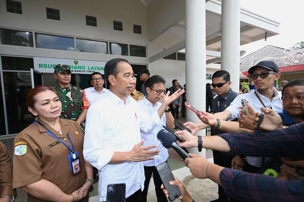 Presiden Joko Widodo memberikan keterangan seusai meninjau Rumah Sakit Umum Daerah (RSUD) Tamiang Layang, Kabupaten Barito Timur, Kalimantan Tengah, Kamis (27/6/2024).