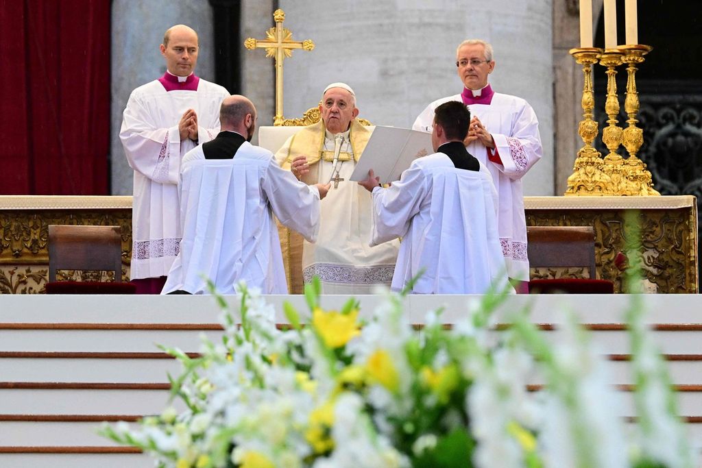 Paus Fransiskus memimpin misa beatifikasi atas almarhum Paus Yohanes Paulus I, Minggu (4/9/2022), di Lapangan Santo Petrus, Vatikan. 